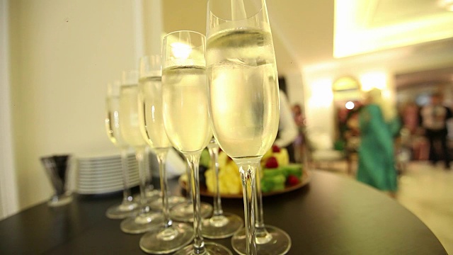 新年的餐桌上放着香槟视频下载