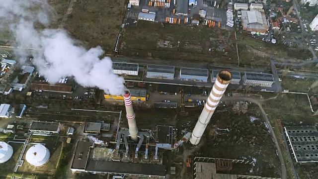 鹰眼向下俯瞰发电厂的鸟瞰图视频下载