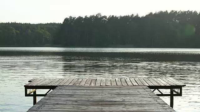 朋友们跳进湖里。夏天的活动视频素材