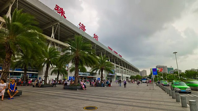 天珠海火车站广场拥挤的全景，4k时间跨度的中国视频素材