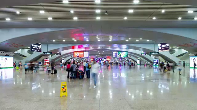 广州火车站拥挤的大厅全景4k时间推移中国视频素材