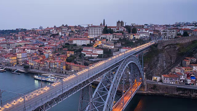 在葡萄牙波尔图的Dom Luís I桥上行走的行人视频下载
