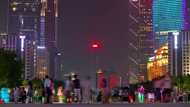 晚上广州市中心拥挤的广场4k时间过去了中国视频下载