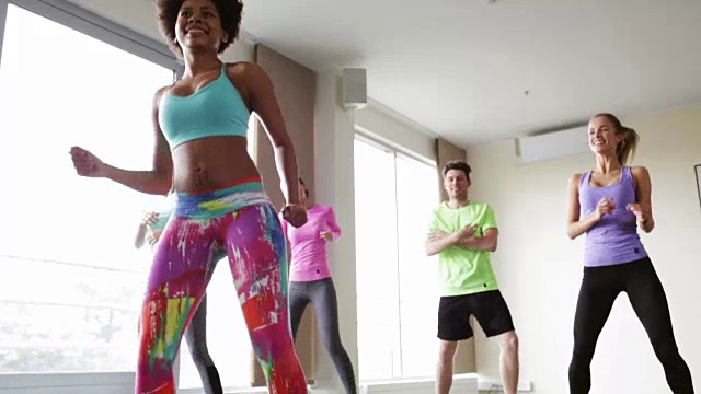 一群人与教练在健身房或工作室跳舞视频素材