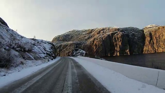 雪中行驶的POV汽车:挪威的群山视频下载