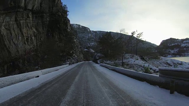 雪中行驶的汽车:挪威峡湾视频下载