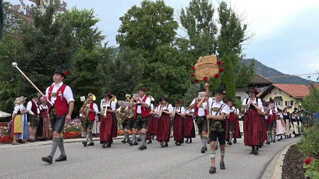 在巴伐利亚州，人们穿着传统服装，带着铜管乐队游行视频下载