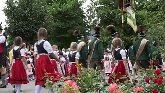 在巴伐利亚身着传统服装游行视频下载