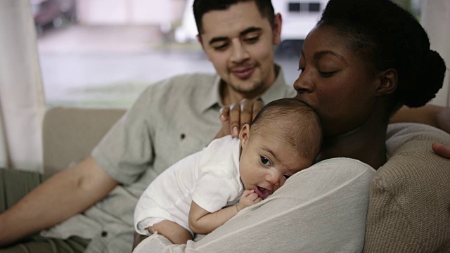 混血女婴与她的非裔母亲和菲律宾父亲视频素材