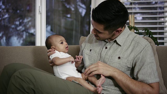 菲律宾父亲慈爱地抱着他的混血女婴视频素材