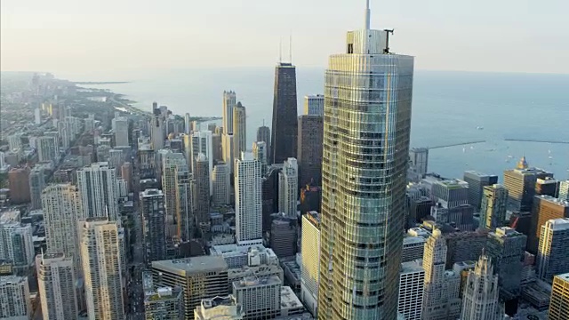 空中日落的密歇根湖特朗普大厦芝加哥视频下载
