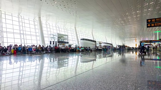 白天武汉机场拥挤的大门大厅全景4k时间推移中国视频下载