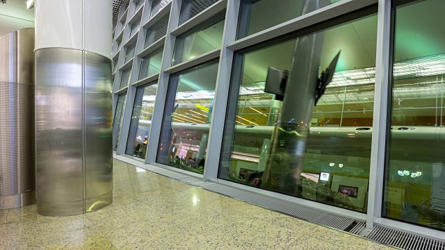 武汉市机场窗口反射大厅全景4k时间推移中国视频下载