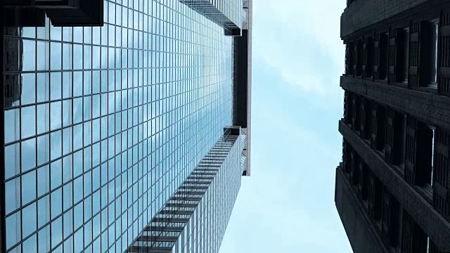 美国纽约商业街的高架景观。美国金融区的玻璃混凝土摩天大楼视频素材