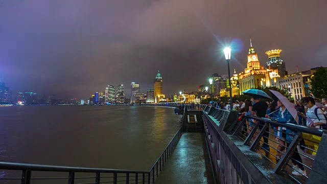 雨夜上海外滩湾拥挤的全景4k时间的中国视频下载