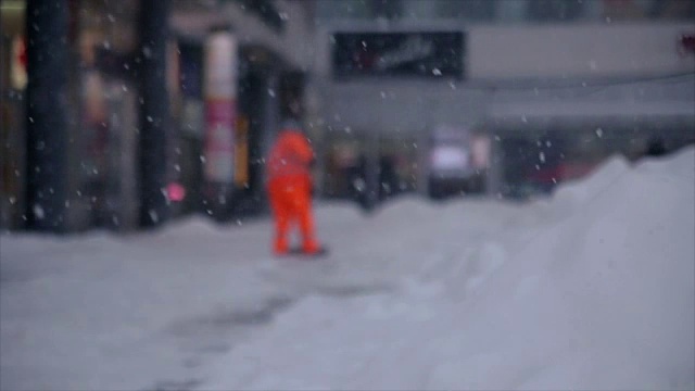 工人们在冬天清扫路上的积雪。从暴风雪中清理城市视频素材