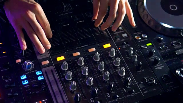 DJ混音，旋转和抓挠在一个夜总会的派对。视频下载