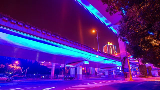 夜蓝照明上海城市交通路口4k时间间隔中国视频下载