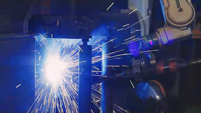 工业机器人手臂活跃于工厂。自动化焊接。近距离视频素材