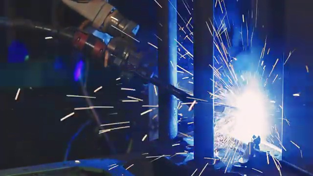 工厂焊接。工业机器人的手臂。特写镜头视频素材