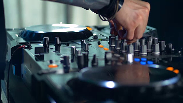 夜店里的DJ在迪斯科派对上混音。4K -易于裁剪，旋转和缩放，而不丢失质量。视频素材