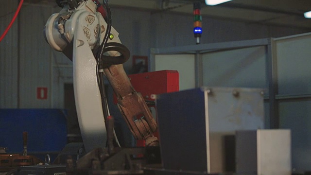 工业机器人手臂活跃于工厂。自动化焊接。特写镜头视频素材