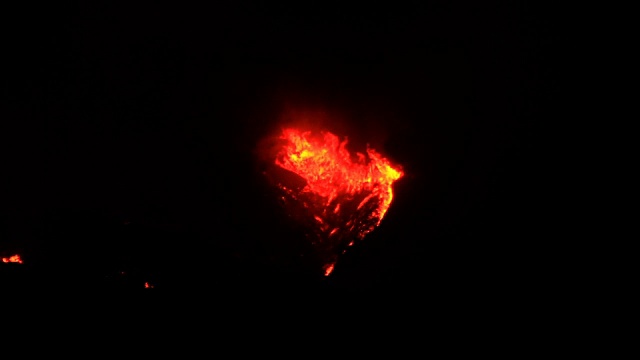夜间，山脊上发生大火视频素材