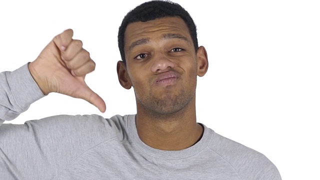 非裔美国人用拇指向下手势的肖像视频下载