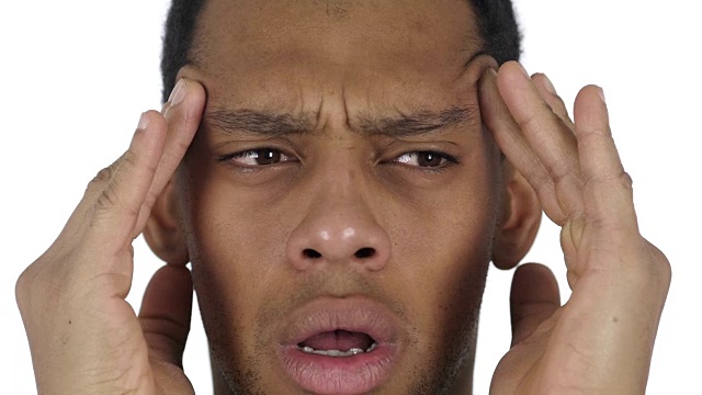 非裔美国人面部手势的特写头疼，压力视频素材