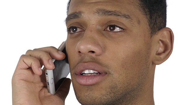 非裔美国人用智能手机与客户交谈的特写视频素材