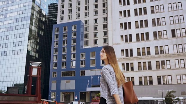 年轻漂亮的女人上楼去美国纽约金融区的办公室。慢动作视频素材