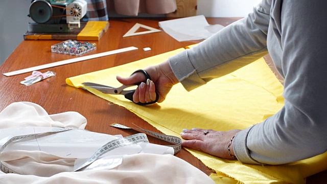 女裁缝用剪刀剪布料视频下载