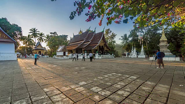 4K延时:老挝琅勃拉邦向通寺美丽的日落。视频素材