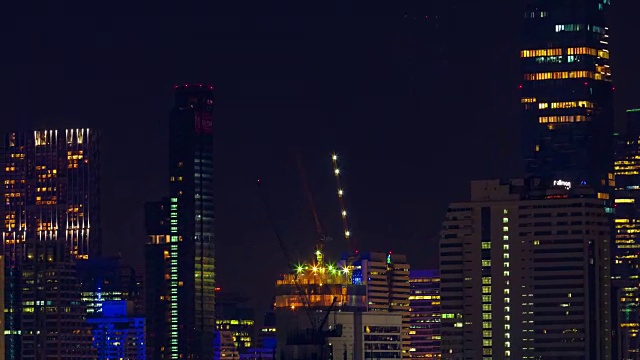 曼谷夜间摩天大楼灯光鸟瞰图。视频下载
