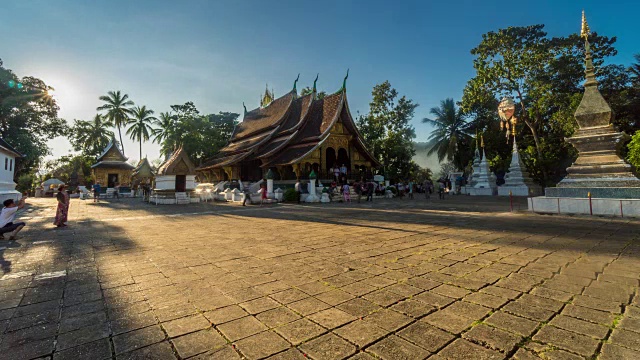 4K延时:老挝琅勃拉邦向通寺美丽的日落。视频素材