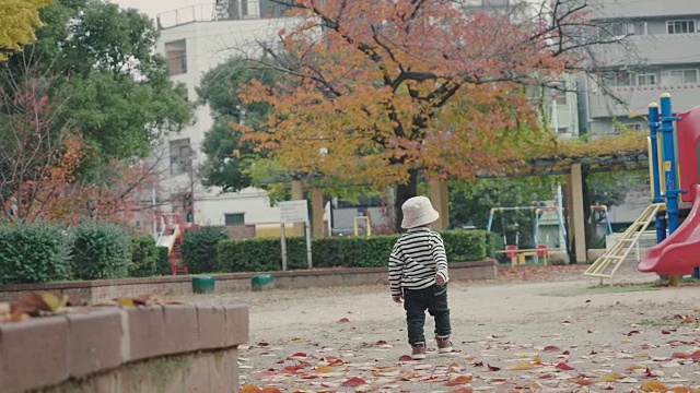 亚洲小男孩在公园里跑步视频下载