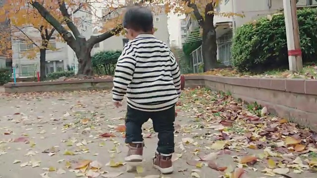 亚洲小男孩在公园里跑步视频下载