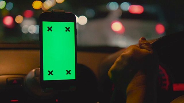 晚上开车时用智能手机的人，绿色屏幕视频下载