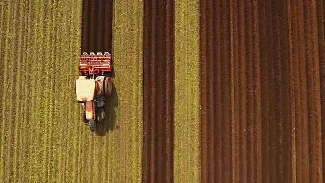 拖拉机在田里耕种土地视频素材