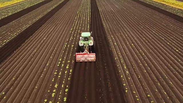 拖拉机在田里耕种土地视频下载