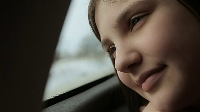 十几岁的女孩享受在路上，在车上，去冬季滑雪中心视频下载