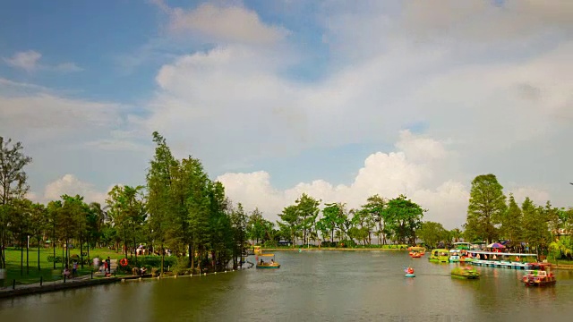 阳光明媚的一天，珠海著名的景山公园湖全景4k时间流逝中国视频下载
