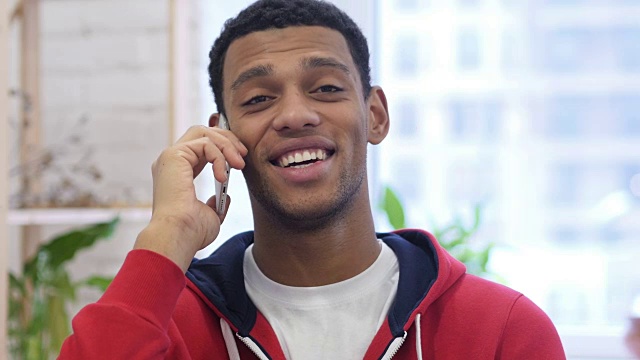 美国黑人忙着用智能手机与客户交谈视频素材