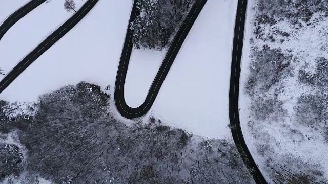 用直升机、无人机拍摄的奥地利冬季山路鸟瞰图视频素材