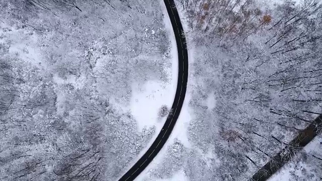 用直升机、无人机拍摄的奥地利冬季山路鸟瞰图视频素材