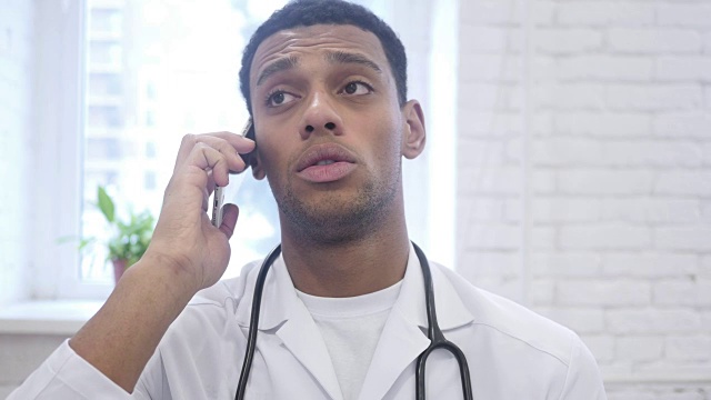 非裔美国医生在医院用智能手机讲话视频下载