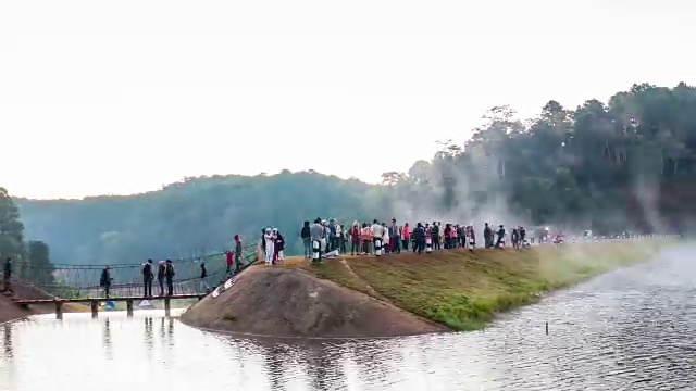 人们在靠山的桥上行走视频下载