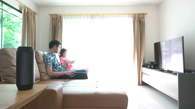 语音指令用于家庭自动化和智能家居技术视频素材