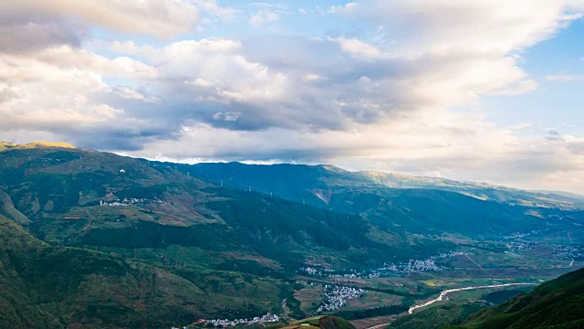 鸟瞰图七彩山在黄昏，贵州省，中国视频素材