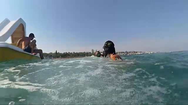 两个少女从船上跳到了海里视频素材